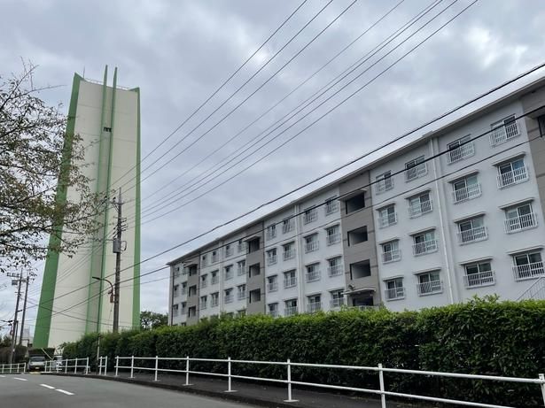 建て替えが進むという愛宕団地。給水塔が目印の雫が住む棟は健在だ