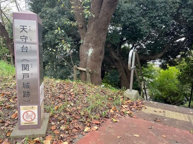 『耳をすませば』には天守の丘という名前で登場する天守台