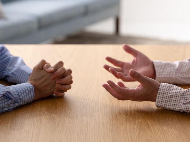 収入が安定しないことから実家にとどまりつつ、一人暮らしや将来設計に向けて自立の道を探る人もいます。今回は、沖縄県沖縄市に住む49歳男性のエピソードを紹介します。
