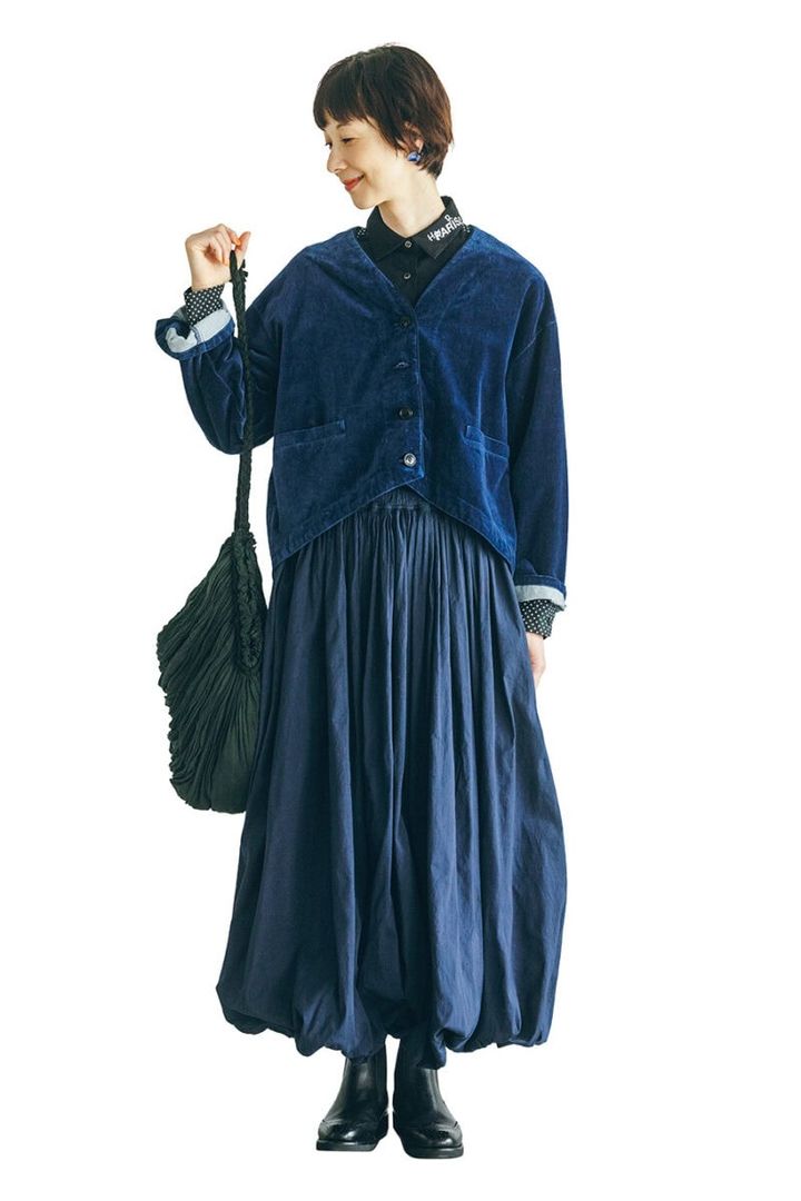 ベルベットジャケット ¥38,500／ネストローブ（ネストローブ 表参道店）、シャツ¥24,200／ル シェル ド ハリス（金万）、バルーンスカート¥63,800／キタン、ブーツ¥47,300／カステラーノ（フラッパーズ）、バッグ¥33,000／ スズキ タカユキ、イヤリング¥28,600／クロディーヌ・ヴィトリー（アッシュ・ペー・フランス）
