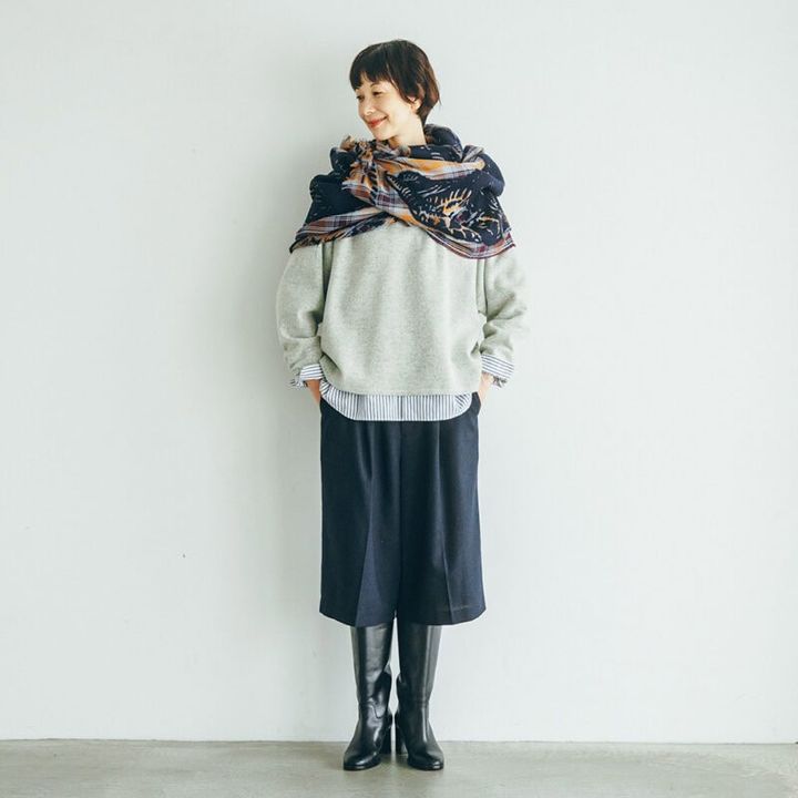 ストール¥32,450／イヌイエディションズ（プレインピープル青山）、プルオーバー¥25,300 ／ヴェリテクール、ストライプシャツ¥31,900 ／ヤエカ（ヤエカ アパートメント ストア）ハーフパンツ¥23,100 ／ロワズィール、ロングブーツ¥75,900 ／ディヴィナ（金万）