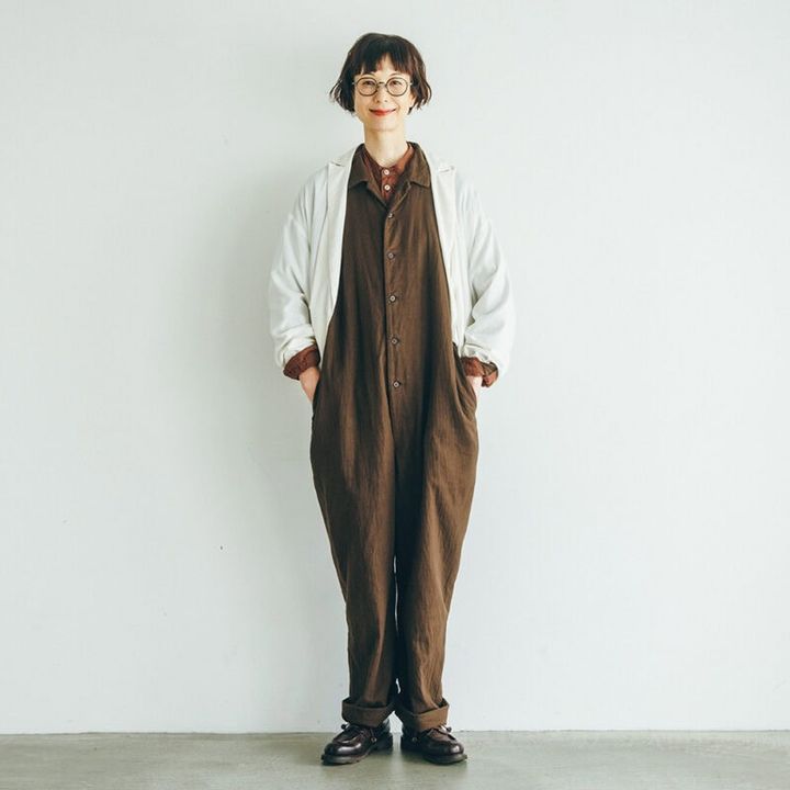 ジャケット¥63,800、インに着たシャツ¥40,700／ともにパドカレ（パドカレ六本木）、オールインワン¥51,700／ヤエカ（ヤエカ アパートメント ストア）、メガネ¥44,000／ザ ベッドフォード ホテル（キングスター）、シューズ¥110,000／パラブーツ（パラブーツ青山店）