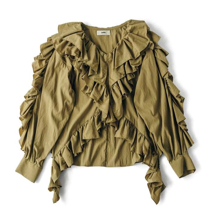 フリルブラウス¥36,300 ／ミュラーオブ ヨシオクボ