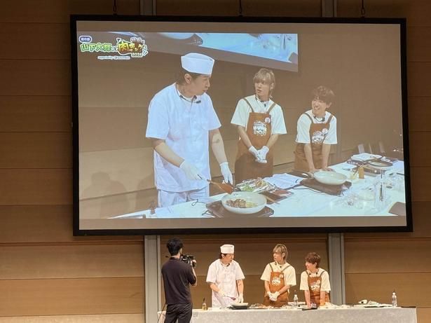 慣れた手つきで料理する杉田さん