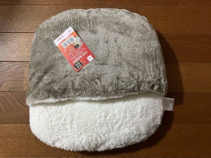 DAISO(ダイソー)：フットウォーマー(フランネル調、吸湿発熱)