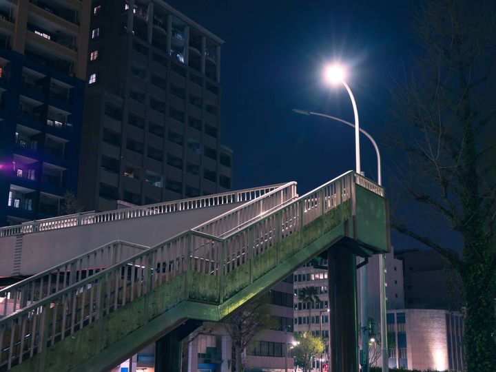 夜の歩道橋
