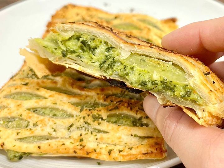 業務スーパー：チェダーチーズとほうれん草のパイ
