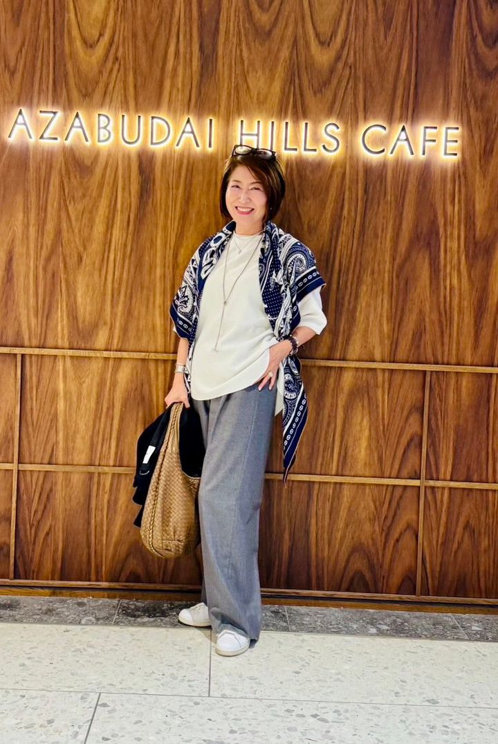 インナー： ウィム ガゼット パンツ： ドゥーズィエム クラス バッグ： ボッテガ・ヴェネタ シューズ： アディダス ストール： エルメス
