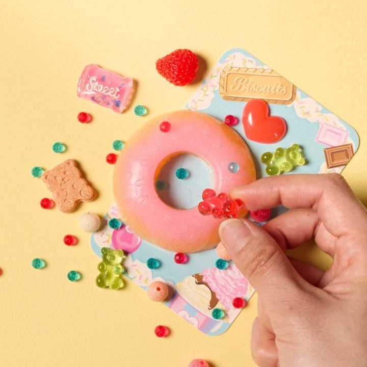 かわいいパーツを選んでデコレーション