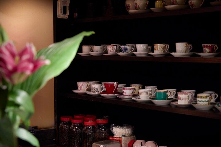 神保町で50年愛されるクラシック喫茶「トロワバグ」赤いベルベットの特等席でこだわりの一杯を