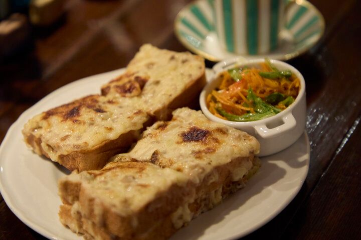 神保町で50年愛されるクラシック喫茶「トロワバグ」赤いベルベットの特等席でこだわりの一杯を