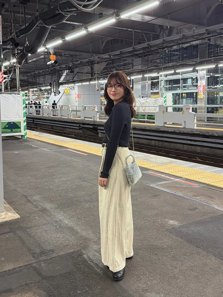 JINS×神崎恵のメガネにリブニットとアイボリーのワイドパンツを合わせたきれいめカジュアルコーデ