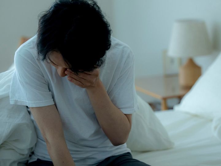 「睡眠不足は寿命を縮める」と思いがちだが、本当に睡眠時間と寿命は単純に比例するのだろうか。東大名誉教授がデータをもとにその関係をひも解く。※サムネイル画像：PIXTA