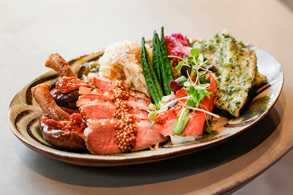 ジャンルにとらわれない料理を楽しめる立ち飲み「Higgledy Piggledy」が渋谷・桜丘にオープン