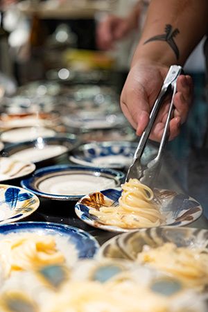 ジャンルにとらわれない料理を楽しめる立ち飲み「Higgledy Piggledy」が渋谷・桜丘にオープン