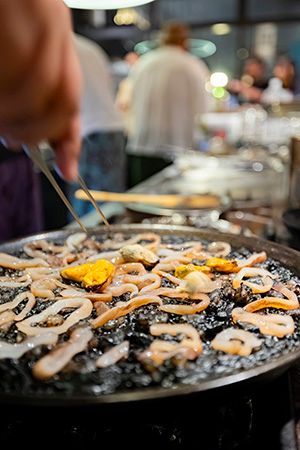ジャンルにとらわれない料理を楽しめる立ち飲み「Higgledy Piggledy」が渋谷・桜丘にオープン