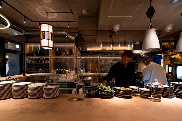 ジャンルにとらわれない料理を楽しめる立ち飲み「Higgledy Piggledy」が渋谷・桜丘にオープン