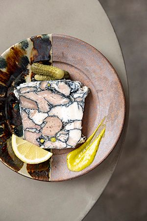 ジャンルにとらわれない料理を楽しめる立ち飲み「Higgledy Piggledy」が渋谷・桜丘にオープン