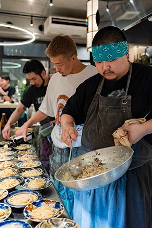 ジャンルにとらわれない料理を楽しめる立ち飲み「Higgledy Piggledy」が渋谷・桜丘にオープン