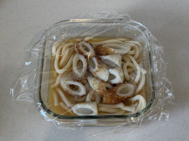 電子レンジで加熱したちくわの味噌煮込みうどん風