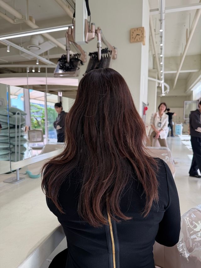 コテでカールをつけたヘアスタイル