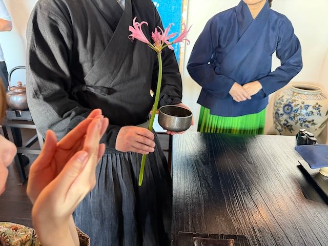 花を手にした香りの体験