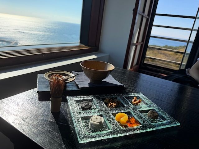海を眺める席に並んだ韓国の伝統菓子