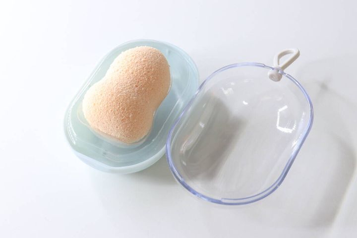 透明なケースが開かれ、下半分にひょうたん型の洗顔パフが置かれている