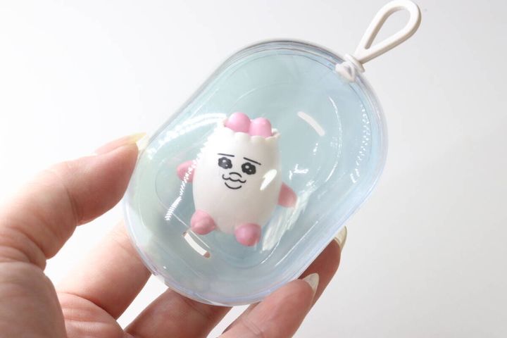 洗顔パフの透明ケースに白いキャラクターのフィギュアがディスプレイされている