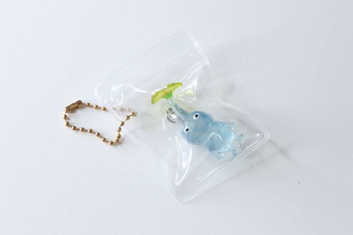透明なジップバッグに水色のゾウのミニチュアが入っておりボールチェーンが付いている