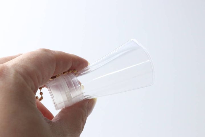 指で透明なクラフト用ジップバッグの柔らかさを確認している様子