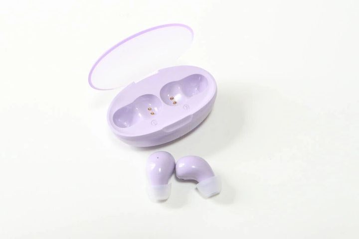 紫色のワイヤレスイヤホン本体2つと、蓋が開いた充電ケース