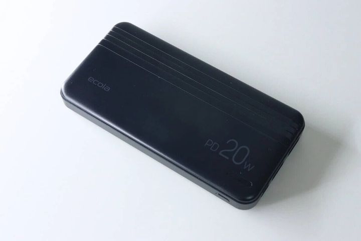 黒いモバイルバッテリー本体を斜め上から見た様子。「PD 20W」のロゴが見える