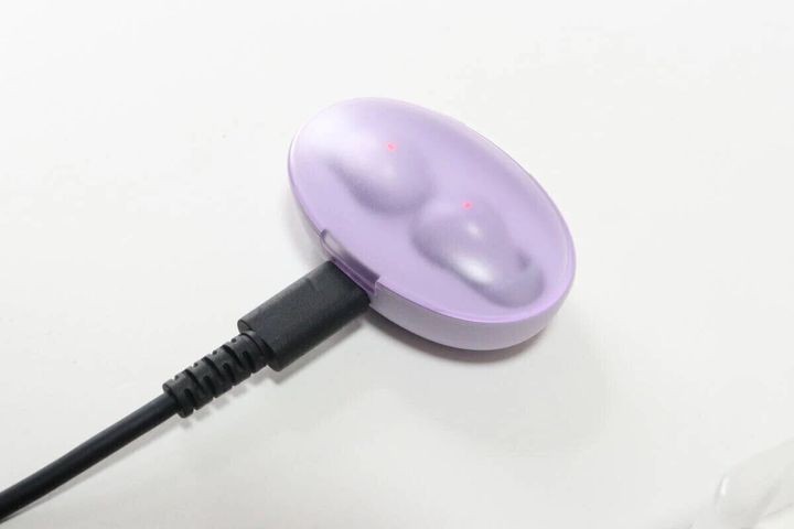 紫色のワイヤレスイヤホン充電ケースにUSB Type-Cケーブルが接続され充電中
