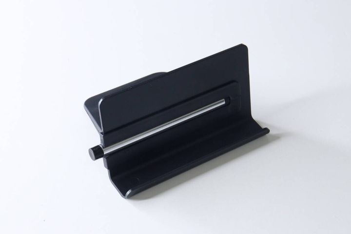 組み立てられた状態の黒いスマホスタンド。中央にタッチペンが収納されている。