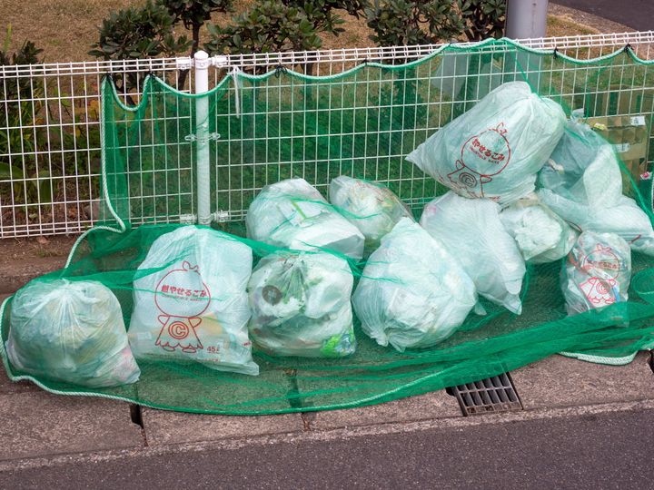 ゴミ収集日の前日にゴミを出すのは法律違反？（画像はイメージ）