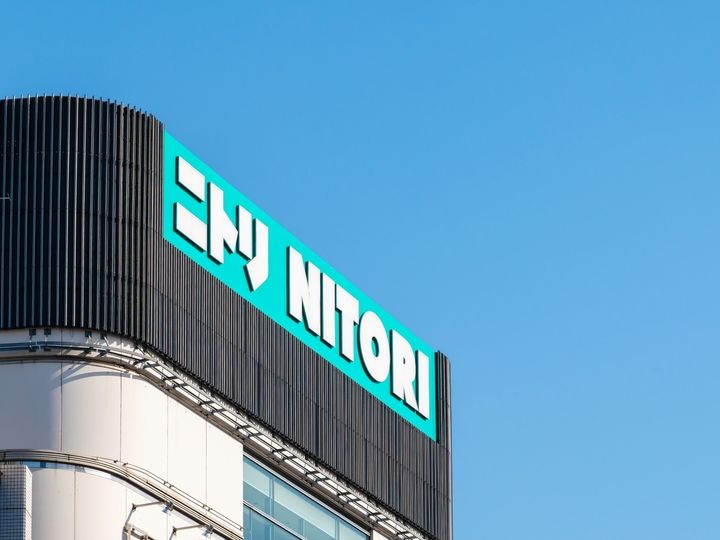 「ニトリ」から発売されている「折りたためるキャリーケース(アイボリー 36L)」が、使わない時にスリムに折りたためる省スペース設計で人気を集めています。SNSでも反響を呼んでいる同商品の魅力を紹介します。