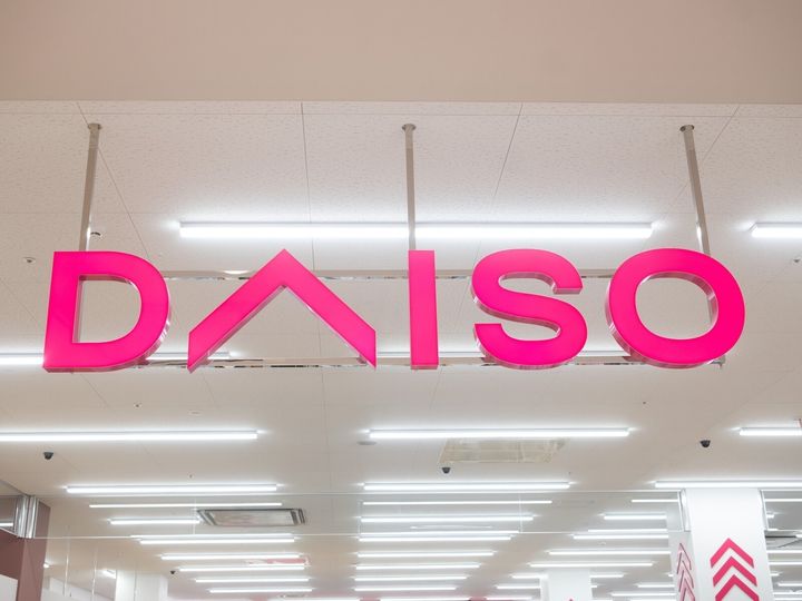 「ダイソー」から発売されている「ジョイントできる扉付折りたたみ収納ケース」が、組み立てやすさと重ねて使える便利さで人気を集めています。グッズやコレクションの収納に使えるとSNSで注目されている同商品を紹介します。