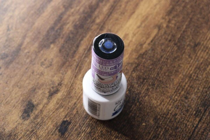 ネイルボトルのキャップに、ジェルが乗ったポイントシールが貼られている。