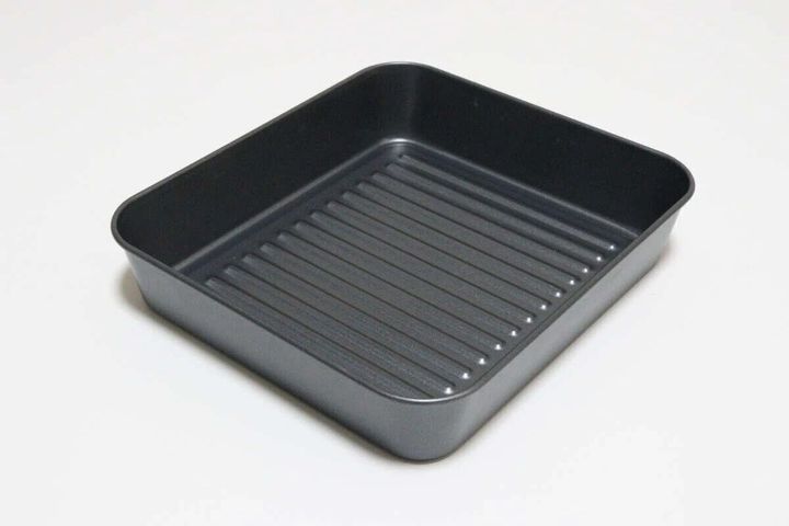 黒い四角いオーブントレーを白背景で撮影、底面には波型の凹凸がある