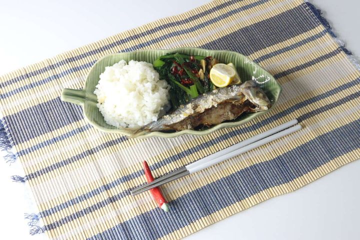 竹ランチョンマットに和食が盛り付けられた食卓