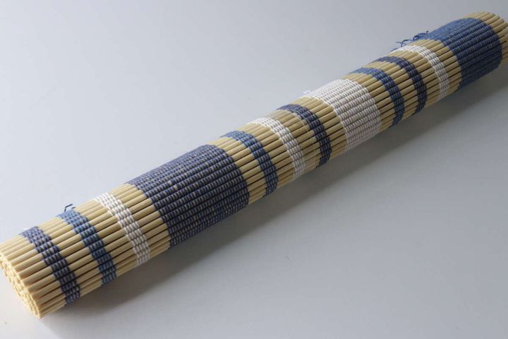 くるくると巻かれた竹ランチョンマットの側面