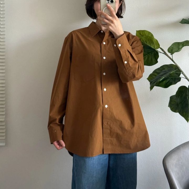 茶色のオーバーサイズシャツ