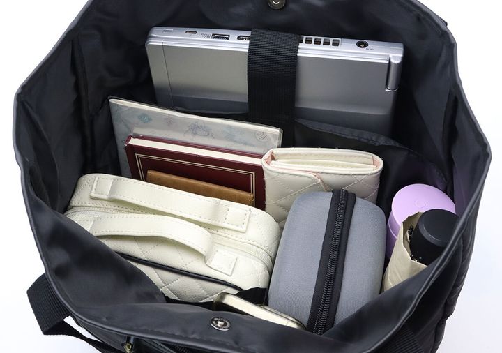 OrobiancoトートバッグにPCやポーチ、ボトルなどたくさんの荷物が入っている