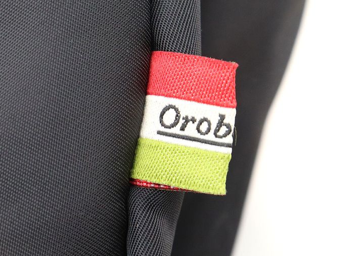 バッグのサイドに付いているOrobiancoのトリコロールタグ