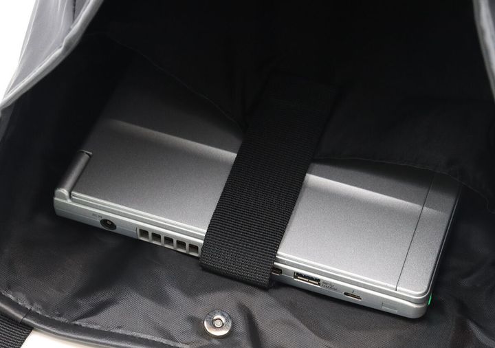 バッグ内部のクッション入りポケットにノートPCが収納されている
