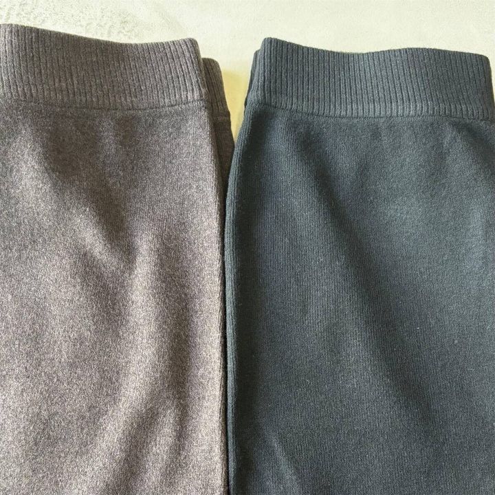 ダークブラウンとブラックのニットパンツのウエスト部分を並べて撮影