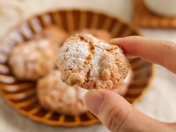 焼きたてのクロッカンを指でつまんで見せている