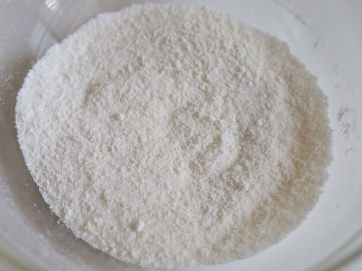 ボウルに入った砂糖、薄力粉、塩の粉類