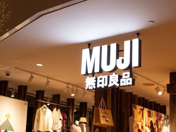 「無印良品」から発売されている「首のチクチクを抑えたメリノウール混 バラクラバ」が、頭から首まで包み込む防寒アイテムとして注目を集めています。SNSでも話題になっている同商品を紹介します。